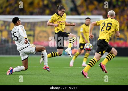 London, Großbritannien. Juni 2024. Fußball: Champions League, Borussia Dortmund - Real Madrid, Finale, Wembley Stadion, Dortmunder Marcel Sabitzer (Mitte) kämpft um den Ball mit Madrider Jude Bellingham (links). Auf der rechten Seite: Dortmund's Julian Ryerson. Robert Michael/dpa/Alamy Live News Stockfoto