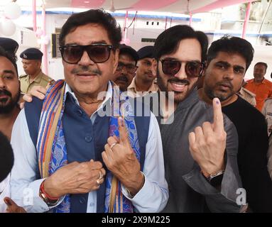 PATNA, INDIEN – 1. JUNI: TMC-Führer Shatrughan Sinha und sein Sohn Love Sinha zeigten nach der Wahl in der siebten und letzten Phase der Lok Sabha-Wahl am 1. Juni 2024 in Patna, Indien, Fingerabdrücke. (Foto: Santosh Kumar/Hindustan Times/SIPA USA ) Stockfoto