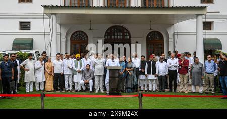 NEW DELHI, INDIEN - 1. JUNI: Sonia Gandhi, Vorsitzende der Parlamentarischen Partei des Kongresses, Mallikarjun Kharge, Sharad Pawar, Chef der Nationalistischen Kongresspartei (NCP), der Kongressvorsitzende Rahul Gandhi und andere führende Politiker zeigen Siegeszeichen, nachdem sie am 1. Juni 2024 in Neu-Delhi in der Residenz von Mallikarjun Kharge in Rajaji Marg teilgenommen hatten. Am 4. Juni wird das Treffen des INDIANERBLOCKS in Delhi zur Erörterung der künftigen Vorgehensweise nach den Ergebnissen der Lok-Sabha-Umfragen angekündigt. (Foto: Raj K Raj/Hindustan Times/SIPA USA ) Stockfoto