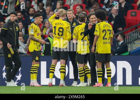 London, Großbritannien. Juni 2024. Borussia Dortmund Manager Edin Terzic spricht mit Borussia Dortmund Stürmer Karim Adeyemi (27) beim UEFA Champions League Finale Borussia Dortmund gegen Real Madrid am 1. Juni 2024 im Wembley Stadium, London, England, Großbritannien Credit: Every Second Media/Alamy Live News Stockfoto