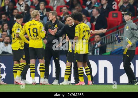 London, Großbritannien. Juni 2024. Borussia Dortmund Manager Edin Terzic spricht mit Borussia Dortmund Stürmer Karim Adeyemi (27) beim UEFA Champions League Finale Borussia Dortmund gegen Real Madrid am 1. Juni 2024 im Wembley Stadium, London, England, Großbritannien Credit: Every Second Media/Alamy Live News Stockfoto