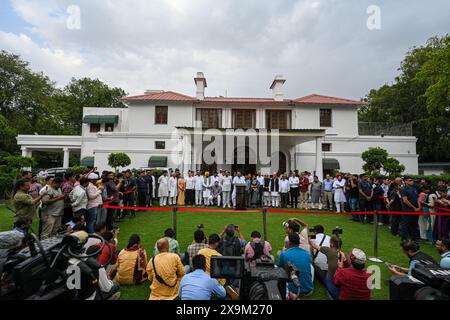 NEW DELHI, INDIEN - 1. JUNI: Sonia Gandhi, Vorsitzende der Parlamentarischen Partei des Kongresses, Mallikarjun Kharge, Sharad Pawar, Chef der Nationalistischen Kongresspartei (NCP), der Kongressvorsitzende Rahul Gandhi und andere führende Politiker zeigen Siegeszeichen, nachdem sie am 1. Juni 2024 in Neu-Delhi in der Residenz von Mallikarjun Kharge in Rajaji Marg teilgenommen hatten. Am 4. Juni wird das Treffen des INDIANERBLOCKS in Delhi zur Erörterung der künftigen Vorgehensweise nach den Ergebnissen der Lok-Sabha-Umfragen angekündigt. (Foto: Raj K Raj/Hindustan Times/SIPA USA ) Stockfoto