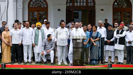 NEW DELHI, INDIEN - 1. JUNI: Sonia Gandhi, Vorsitzende der Parlamentarischen Partei des Kongresses, Mallikarjun Kharge, Sharad Pawar, Chef der Nationalistischen Kongresspartei (NCP), der Kongressvorsitzende Rahul Gandhi und andere führende Politiker zeigen Siegeszeichen, nachdem sie am Samstag, den 1. Juni 2024, in der Residenz von Mallikarjun Kharge in Rajaji Marg in Neu-Delhi, Indien, am Indischen Block teilgenommen haben. (Foto: Raj K Raj/ Hindustan Times/SIPA USA) Stockfoto