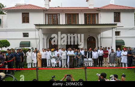 NEW DELHI, INDIEN - 1. JUNI: Sonia Gandhi, Vorsitzende der Parlamentarischen Partei des Kongresses, Mallikarjun Kharge, Sharad Pawar, Chef der Nationalistischen Kongresspartei (NCP), der Kongressvorsitzende Rahul Gandhi und andere führende Politiker zeigen Siegeszeichen, nachdem sie am 1. Juni 2024 in Neu-Delhi in der Residenz von Mallikarjun Kharge in Rajaji Marg teilgenommen hatten. Am 4. Juni wird das Treffen des INDIANERBLOCKS in Delhi zur Erörterung der künftigen Vorgehensweise nach den Ergebnissen der Lok-Sabha-Umfragen angekündigt. (Foto: Raj K Raj/Hindustan Times/SIPA USA ) Stockfoto