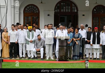 NEW DELHI, INDIEN - 1. JUNI: Sonia Gandhi, Vorsitzende der Parlamentarischen Partei des Kongresses, Mallikarjun Kharge, Sharad Pawar, Chef der Nationalistischen Kongresspartei (NCP), der Kongressvorsitzende Rahul Gandhi und andere führende Politiker zeigen Siegeszeichen, nachdem sie am Samstag, den 1. Juni 2024, in der Residenz von Mallikarjun Kharge in Rajaji Marg in Neu-Delhi, Indien, am Indischen Block teilgenommen haben. (Foto: Raj K Raj/ Hindustan Times/SIPA USA) Stockfoto