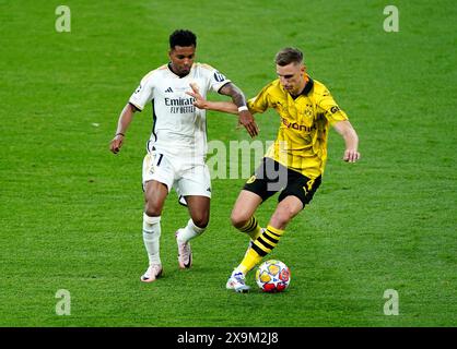 Real Madrids Rodrygo (links) und Borussia Dortmunds Nico Schlotterbeck kämpfen um den Ball im Finale der UEFA Champions League im Londoner Wembley Stadium. Bilddatum: Samstag, 1. Juni 2024. Stockfoto