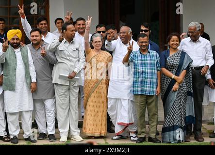 NEW DELHI, INDIEN - 1. JUNI: Sonia Gandhi, Vorsitzende der Parlamentarischen Partei des Kongresses, Mallikarjun Kharge, Sharad Pawar, Chef der Nationalistischen Kongresspartei (NCP), der Kongressvorsitzende Rahul Gandhi und andere führende Politiker zeigen Siegeszeichen, nachdem sie am 1. Juni 2024 in Neu-Delhi in der Residenz von Mallikarjun Kharge in Rajaji Marg teilgenommen hatten. Am 4. Juni wird das Treffen des INDIANERBLOCKS in Delhi zur Erörterung der künftigen Vorgehensweise nach den Ergebnissen der Lok-Sabha-Umfragen angekündigt. (Foto: Raj K Raj/Hindustan Times/SIPA USA ) Stockfoto