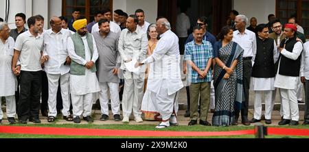 NEW DELHI, INDIEN - 1. JUNI: Sonia Gandhi, Vorsitzende der Parlamentarischen Partei des Kongresses, Mallikarjun Kharge, Sharad Pawar, Chef der Nationalistischen Kongresspartei (NCP), der Kongressvorsitzende Rahul Gandhi und andere führende Politiker zeigen Siegeszeichen, nachdem sie am 1. Juni 2024 in Neu-Delhi in der Residenz von Mallikarjun Kharge in Rajaji Marg teilgenommen hatten. Am 4. Juni wird das Treffen des INDIANERBLOCKS in Delhi zur Erörterung der künftigen Vorgehensweise nach den Ergebnissen der Lok-Sabha-Umfragen angekündigt. (Foto: Raj K Raj/Hindustan Times/SIPA USA ) Stockfoto