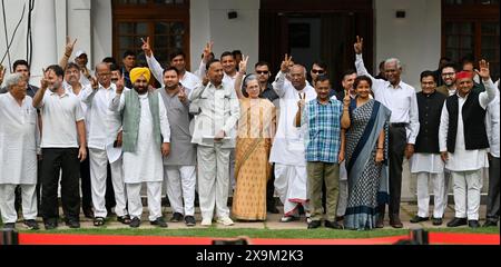 NEW DELHI, INDIEN - 1. JUNI: Sonia Gandhi, Vorsitzende der Parlamentarischen Partei des Kongresses, Mallikarjun Kharge, Sharad Pawar, Chef der Nationalistischen Kongresspartei (NCP), der Kongressvorsitzende Rahul Gandhi und andere führende Politiker zeigen Siegeszeichen, nachdem sie am 1. Juni 2024 in Neu-Delhi in der Residenz von Mallikarjun Kharge in Rajaji Marg teilgenommen hatten. Am 4. Juni wird das Treffen des INDIANERBLOCKS in Delhi zur Erörterung der künftigen Vorgehensweise nach den Ergebnissen der Lok-Sabha-Umfragen angekündigt. (Foto: Raj K Raj/Hindustan Times/SIPA USA ) Stockfoto
