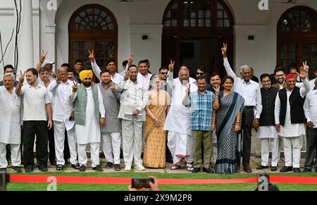 NEW DELHI, INDIEN - 1. JUNI: Sonia Gandhi, Vorsitzende der Parlamentarischen Partei des Kongresses, Mallikarjun Kharge, Sharad Pawar, Chef der Nationalistischen Kongresspartei (NCP), der Kongressvorsitzende Rahul Gandhi und andere führende Politiker zeigen Siegeszeichen, nachdem sie am 1. Juni 2024 in Neu-Delhi in der Residenz von Mallikarjun Kharge in Rajaji Marg teilgenommen hatten. Am 4. Juni wird das Treffen des INDIANERBLOCKS in Delhi zur Erörterung der künftigen Vorgehensweise nach den Ergebnissen der Lok-Sabha-Umfragen angekündigt. (Foto: Raj K Raj/Hindustan Times/SIPA USA ) Stockfoto