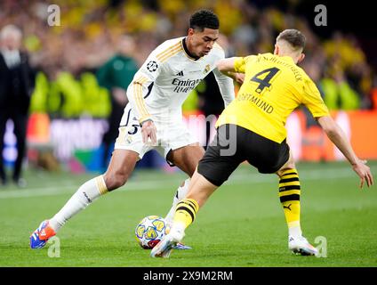 Real Madrids Jude Bellingham (links) und Borussia Dortmunds Nico Schlotterbeck kämpfen um den Ball im Finale der UEFA Champions League im Londoner Wembley Stadium. Bilddatum: Samstag, 1. Juni 2024. Stockfoto