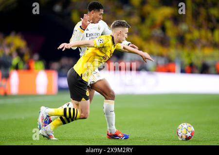 Real Madrids Jude Bellingham (links) und Borussia Dortmunds Nico Schlotterbeck kämpfen um den Ball im Finale der UEFA Champions League im Londoner Wembley Stadium. Bilddatum: Samstag, 1. Juni 2024. Stockfoto