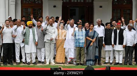 NEW DELHI, INDIEN - 1. JUNI: Sonia Gandhi, Vorsitzende der Parlamentarischen Partei des Kongresses, Mallikarjun Kharge, Sharad Pawar, Chef der Nationalistischen Kongresspartei (NCP), der Kongressvorsitzende Rahul Gandhi und andere führende Politiker zeigen Siegeszeichen, nachdem sie am 1. Juni 2024 in Neu-Delhi in der Residenz von Mallikarjun Kharge in Rajaji Marg teilgenommen hatten. Am 4. Juni wird das Treffen des INDIANERBLOCKS in Delhi zur Erörterung der künftigen Vorgehensweise nach den Ergebnissen der Lok-Sabha-Umfragen angekündigt. (Foto: Raj K Raj/Hindustan Times/SIPA USA ) Stockfoto
