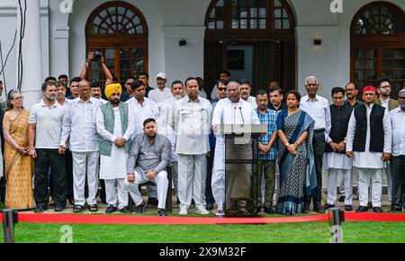 NEW DELHI, INDIEN - 1. JUNI: Sonia Gandhi, Vorsitzende der Parlamentarischen Partei des Kongresses, Mallikarjun Kharge, Sharad Pawar, Chef der Nationalistischen Kongresspartei (NCP), der Kongressvorsitzende Rahul Gandhi und andere führende Politiker zeigen Siegeszeichen, nachdem sie am 1. Juni 2024 in Neu-Delhi in der Residenz von Mallikarjun Kharge in Rajaji Marg teilgenommen hatten. Am 4. Juni wird das Treffen des INDIANERBLOCKS in Delhi zur Erörterung der künftigen Vorgehensweise nach den Ergebnissen der Lok-Sabha-Umfragen angekündigt. (Foto: Raj K Raj/Hindustan Times/SIPA USA ) Stockfoto