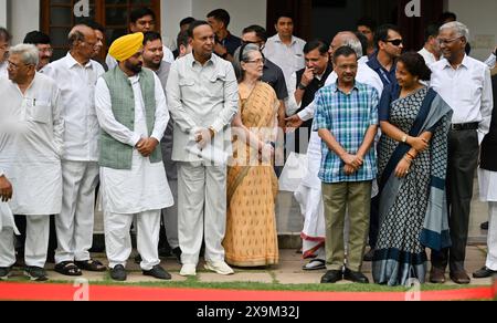 NEW DELHI, INDIEN - 1. JUNI: Sonia Gandhi, Vorsitzende der Parlamentarischen Partei des Kongresses, Mallikarjun Kharge, Sharad Pawar, Chef der Nationalistischen Kongresspartei (NCP), der Kongressvorsitzende Rahul Gandhi und andere führende Politiker zeigen Siegeszeichen, nachdem sie am 1. Juni 2024 in Neu-Delhi in der Residenz von Mallikarjun Kharge in Rajaji Marg teilgenommen hatten. Am 4. Juni wird das Treffen des INDIANERBLOCKS in Delhi zur Erörterung der künftigen Vorgehensweise nach den Ergebnissen der Lok-Sabha-Umfragen angekündigt. (Foto: Raj K Raj/Hindustan Times/SIPA USA ) Stockfoto