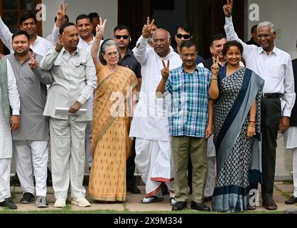 NEW DELHI, INDIEN - 1. JUNI: Sonia Gandhi, Vorsitzende der Parlamentarischen Partei des Kongresses, Mallikarjun Kharge, Sharad Pawar, Chef der Nationalistischen Kongresspartei (NCP), der Kongressvorsitzende Rahul Gandhi und andere führende Politiker zeigen Siegeszeichen, nachdem sie am 1. Juni 2024 in Neu-Delhi in der Residenz von Mallikarjun Kharge in Rajaji Marg teilgenommen hatten. Am 4. Juni wird das Treffen des INDIANERBLOCKS in Delhi zur Erörterung der künftigen Vorgehensweise nach den Ergebnissen der Lok-Sabha-Umfragen angekündigt. (Foto: Raj K Raj/Hindustan Times/SIPA USA ) Stockfoto