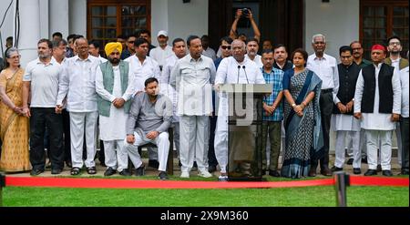 NEW DELHI, INDIEN - 1. JUNI: Sonia Gandhi, Vorsitzende der Parlamentarischen Partei des Kongresses, Mallikarjun Kharge, Sharad Pawar, Chef der Nationalistischen Kongresspartei (NCP), der Kongressvorsitzende Rahul Gandhi und andere führende Politiker zeigen Siegeszeichen, nachdem sie am Samstag, den 1. Juni 2024, in der Residenz von Mallikarjun Kharge in Rajaji Marg in Neu-Delhi, Indien, am Indischen Block teilgenommen haben. (Foto: Raj K Raj/ Hindustan Times/SIPA USA) Stockfoto