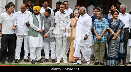 NEW DELHI, INDIEN - 1. JUNI: Sonia Gandhi, Vorsitzende der Parlamentarischen Partei des Kongresses, Mallikarjun Kharge, Sharad Pawar, Chef der Nationalistischen Kongresspartei (NCP), der Kongressvorsitzende Rahul Gandhi und andere führende Politiker zeigen Siegeszeichen, nachdem sie am 1. Juni 2024 in Neu-Delhi in der Residenz von Mallikarjun Kharge in Rajaji Marg teilgenommen hatten. Am 4. Juni wird das Treffen des INDIANERBLOCKS in Delhi zur Erörterung der künftigen Vorgehensweise nach den Ergebnissen der Lok-Sabha-Umfragen angekündigt. (Foto: Raj K Raj/Hindustan Times/SIPA USA ) Stockfoto