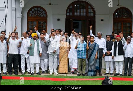 Neu-Delhi, Indien. Juni 2024. NEW DELHI, INDIEN - 1. JUNI: Sonia Gandhi, Vorsitzende der Parlamentarischen Partei des Kongresses, Mallikarjun Kharge, Sharad Pawar, Chef der Nationalistischen Kongresspartei (NCP), der Kongressvorsitzende Rahul Gandhi und andere führende Politiker zeigen Siegeszeichen, nachdem sie am Samstag, den 1. Juni 2024, in der Residenz von Mallikarjun Kharge in Rajaji Marg in Neu-Delhi, Indien, am Indischen Block teilgenommen haben. (Foto: Raj K Raj/ Hindustan Times/SIPA USA) Credit: SIPA USA/Alamy Live News Stockfoto