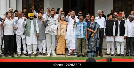 NEW DELHI, INDIEN - 1. JUNI: Sonia Gandhi, Vorsitzende der Parlamentarischen Partei des Kongresses, Mallikarjun Kharge, Sharad Pawar, Chef der Nationalistischen Kongresspartei (NCP), der Kongressvorsitzende Rahul Gandhi und andere führende Politiker zeigen Siegeszeichen, nachdem sie am 1. Juni 2024 in Neu-Delhi in der Residenz von Mallikarjun Kharge in Rajaji Marg teilgenommen hatten. Am 4. Juni wird das Treffen des INDIANERBLOCKS in Delhi zur Erörterung der künftigen Vorgehensweise nach den Ergebnissen der Lok-Sabha-Umfragen angekündigt. (Foto: Raj K Raj/Hindustan Times/SIPA USA ) Stockfoto