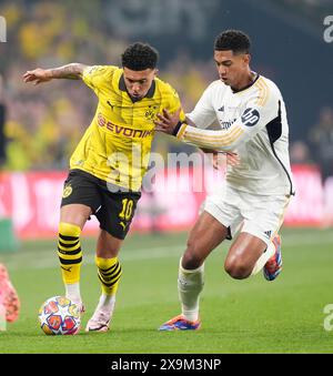 Real Madrids Jude Bellingham (rechts) und Borussia Dortmunds Jadon Sancho kämpfen im Finale der UEFA Champions League im Londoner Wembley Stadium um den Ball. Bilddatum: Samstag, 1. Juni 2024. Stockfoto