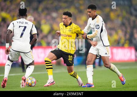 Real Madrids Jude Bellingham (rechts) und Borussia Dortmunds Jadon Sancho kämpfen im Finale der UEFA Champions League im Londoner Wembley Stadium um den Ball. Bilddatum: Samstag, 1. Juni 2024. Stockfoto