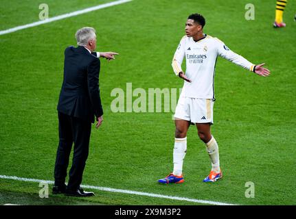 Jude Bellingham spricht mit Trainer Carlo Ancelotti im Finale der UEFA Champions League im Londoner Wembley-Stadion. Bilddatum: Samstag, 1. Juni 2024. Stockfoto