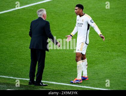 Jude Bellingham spricht mit Trainer Carlo Ancelotti im Finale der UEFA Champions League im Londoner Wembley-Stadion. Bilddatum: Samstag, 1. Juni 2024. Stockfoto