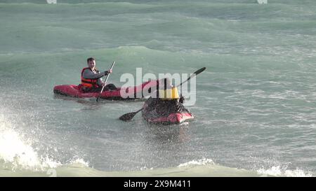 Noworossijsk, Russland 08.18.2023 Kitesurfer reiten und springen die Wellen auf dem Schwarzen Meer. Stockfoto