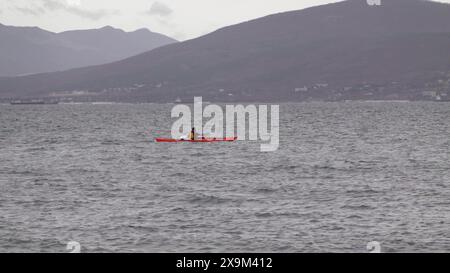 Noworossijsk, Russland 08.18.2023 Kitesurfer reiten und springen die Wellen auf dem Schwarzen Meer. Stockfoto