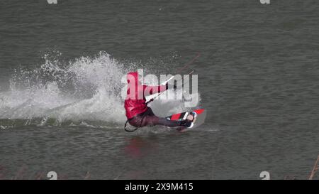 Noworossijsk, Russland 08.18.2023 Kitesurfer reiten und springen die Wellen auf dem Schwarzen Meer. Stockfoto