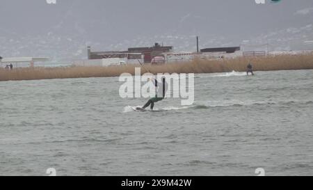 Noworossijsk, Russland 08.18.2023 Kitesurfer reiten und springen die Wellen auf dem Schwarzen Meer. Stockfoto