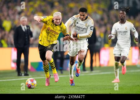 Jude Bellingham (rechts) von Real Madrid und Julian Ryerson von Borussia Dortmund kämpfen um den Ball während des Endspiels der UEFA Champions League im Wembley Stadium in London. Bilddatum: Samstag, 1. Juni 2024. Stockfoto