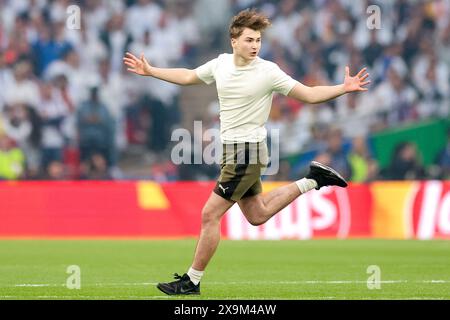 London, Kroatien. Juni 2024. LONDON, ENGLAND - 1. JUNI: Fans stürmen beim Endspiel der UEFA Champions League 2023/24 zwischen Borussia Dortmund und Real Madrid CF am 1. Juni 2024 im Wembley Stadium in London, England. Foto: Sanjin Strukic/PIXSELL Credit: Pixsell/Alamy Live News Stockfoto