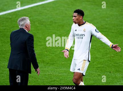 Jude Bellingham spricht mit Trainer Carlo Ancelotti im Finale der UEFA Champions League im Londoner Wembley-Stadion. Bilddatum: Samstag, 1. Juni 2024. Stockfoto