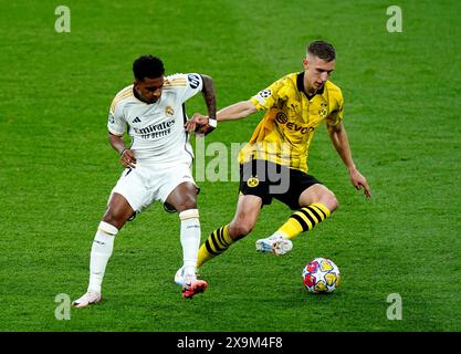 Real Madrids Rodrygo (links) und Borussia Dortmunds Nico Schlotterbeck kämpfen um den Ball im Finale der UEFA Champions League im Londoner Wembley Stadium. Bilddatum: Samstag, 1. Juni 2024. Stockfoto