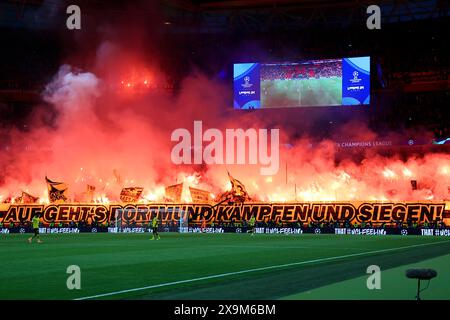 London, Großbritannien. Juni 2024. Die Dortmunder Fans jubeln beim Champions League-Finale 2023/2024 zwischen Borussia Dortmund und Real Madri CF im Wembley-Stadion in London (England) am 1. Juni 2024 an. Quelle: Insidefoto di andrea staccioli/Alamy Live News Stockfoto