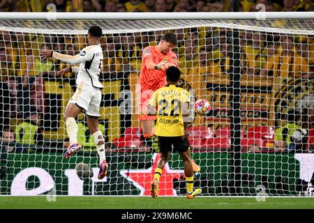 London, Großbritannien. Juni 2024. Fußball: Champions League, Borussia Dortmund - Real Madrid, Finale, Wembley Stadion, Dortmunder Torhüter Gregor Kobel (Mitte) verpasst den Ball, der neben dem Tor steht. Auf der linken Seite Madrids Jude Bellingham und Dortmunds Ian Maatsen (r). Robert Michael/dpa/Alamy Live News Stockfoto