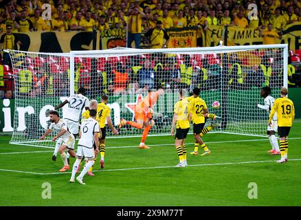 Daniel Carvajal (links) von Real Madrid feiert das erste Tor seiner Mannschaft im Finale der UEFA Champions League im Wembley Stadium in London. Bilddatum: Samstag, 1. Juni 2024. Stockfoto