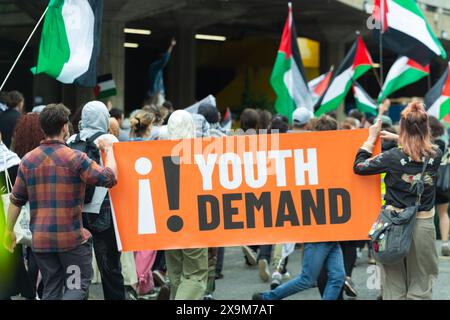 London Großbritannien, 1. Juni 2024. Jugendliche fordern eine Gruppe propalästinensischer Aktivisten, die einen protestmarsch durch die Straßen von Central London veranstalten. Helen Cowles / Alamy Live News Stockfoto