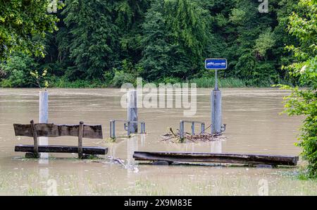Freienstein-Teufen, Schweiz, 1. Juni 2024: Das Schiffslager ist nach starkem Dauerregen nicht zugänglich. Der Rhein ist in Hochwasser. (Foto: Andreas Haas/dieBildmanufaktur) Credit: DieBildmanufaktur/Alamy Live News Stockfoto