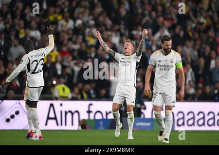 London, Großbritannien. Juni 2024. Fußball: Champions League, Borussia Dortmund - Real Madrid, Finale, Wembley Stadium, Madrids Toni Kroos (Mitte) feiert. Neben ihm Ferland Mendy (l) und Nacho Fernández. Robert Michael/dpa/Alamy Live News Stockfoto