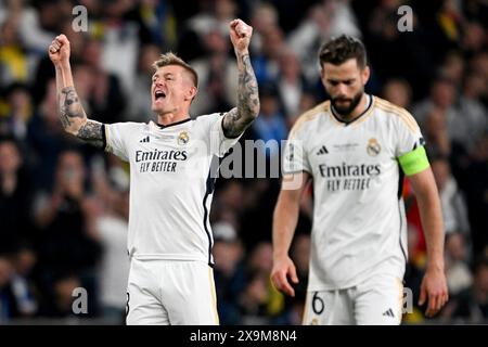 London, Großbritannien. Juni 2024. Fußball: Champions League, Borussia Dortmund - Real Madrid, Finale, Wembley Stadium, Madrider Toni Kroos (M) feiert. Neben ihm Nacho Fernández. Robert Michael/dpa/Alamy Live News Stockfoto