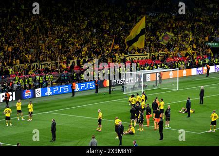 Die Spieler der Borussia Dortmund sind am Ende des Endspiels der UEFA Champions League im Londoner Wembley Stadium niedergeschlagen. Bilddatum: Samstag, 1. Juni 2024. Stockfoto