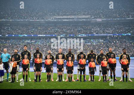 LONDON, VEREINIGTES KÖNIGREICH - 1. JUNI: Nacho von Real Madrid CF, Torhüter Thibaut Courtois von Real Madrid CF, Antonio Rudiger von Real Madrid CF, Dani Carvajal von Real Madrid CF, Toni Kroos von Real Madrid CF, Eduardo Camavinga von Real Madrid CF, Ferland Mendy von Real Madrid CF, Federico Valverde von Real Madrid CF, Rodrygo von Real Madrid CF, Jude Bellingham von Real Madrid CF, Vinicius Junior von Real Madrid CF hört die Hymne der UEFA Champions League vor dem Spiel der UEFA Champions League 2023/24 zwischen Borussia Dortmund und Real Madrid CF im Wembley Stadium am 1. Juni 2024 in London, UNO Stockfoto