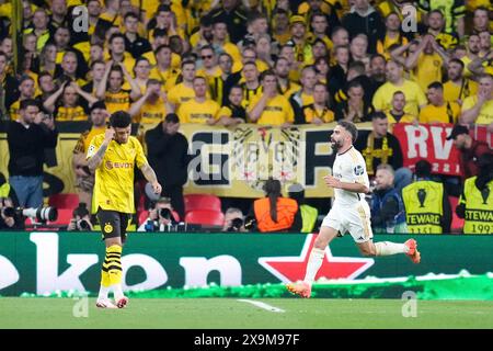 Daniel Carvajal (rechts) von Real Madrid feiert, nachdem er das Eröffnungstor des Spiels erzielt hat, als Borussia Dortmunds Jadon Sancho im Finale der UEFA Champions League im Londoner Wembley-Stadion niedergeschlagen wurde. Bilddatum: Samstag, 1. Juni 2024. Stockfoto