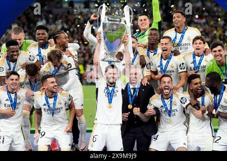 Nacho Fernandez von Real Madrid feiert den Sieg im Finale der UEFA Champions League im Londoner Wembley Stadium. Bilddatum: Samstag, 1. Juni 2024. Stockfoto