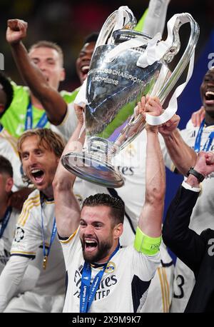 Nacho Fernandez von Real Madrid feiert den Sieg im Finale der UEFA Champions League im Londoner Wembley Stadium. Bilddatum: Samstag, 1. Juni 2024. Stockfoto