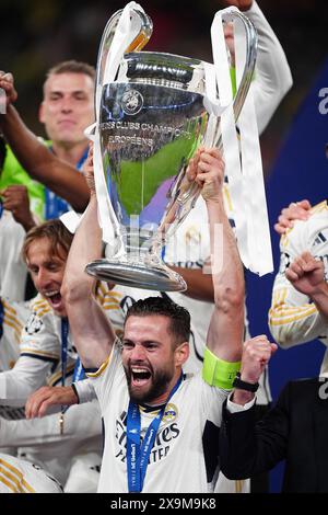 Nacho Fernandez von Real Madrid feiert den Sieg im Finale der UEFA Champions League im Londoner Wembley Stadium. Bilddatum: Samstag, 1. Juni 2024. Stockfoto