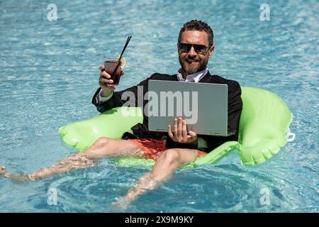 Sommergeschäft. Freiberufler im Sommerschwimmbad. Geschäftsmann im Taucheranzug im Wasser. Verrückter Geschäftsurlaub im Sommer. Komischer verrückter Geschäftsmann-Ball Stockfoto